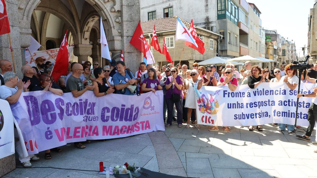 Unas 300 personas secundaron la protesta de la CIG ante el Concello de O Porriño, al que reclaman la suspensión del SAF mientras no se garantice la seguridad de sus trabajadoras