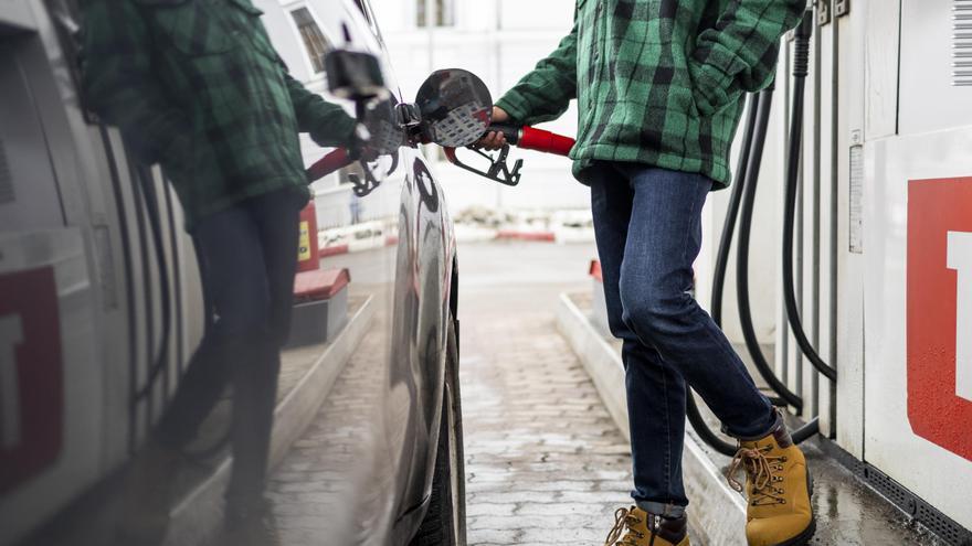 El truco para encontrar una gasolinera en la autovía: ojo al color del cártel