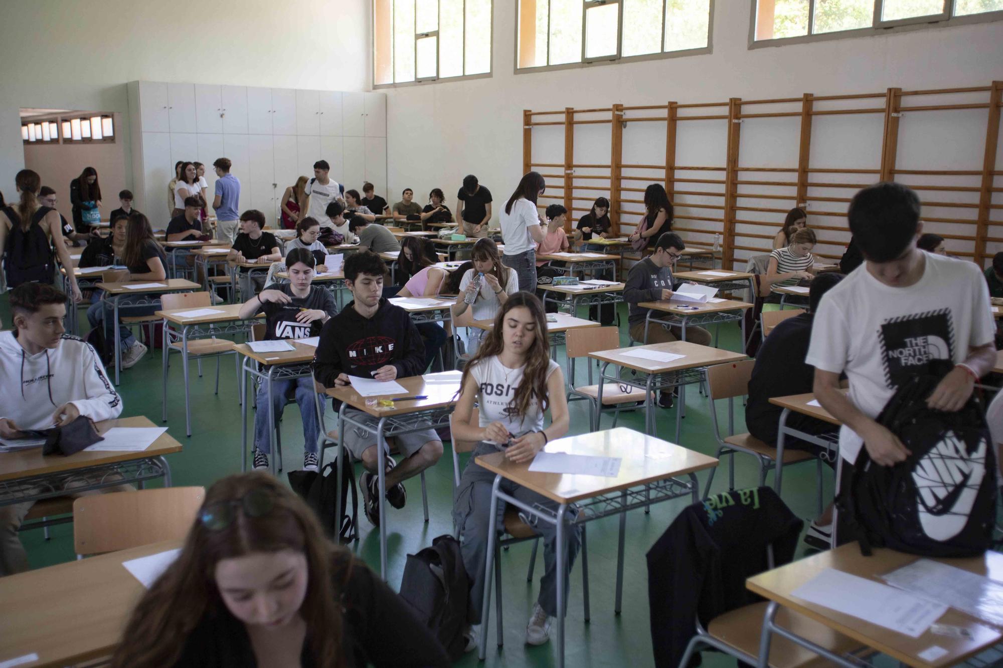 Alumnos de los institutos de la Costera y la Canal se enfrentan a los primeros exámenes de las PAU en Xàtiva