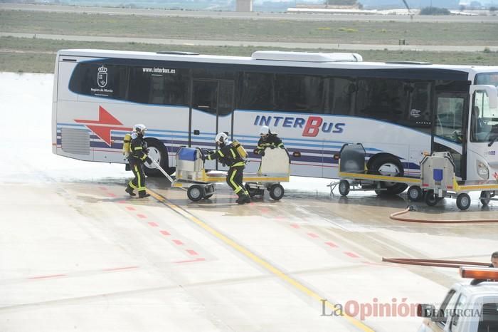 Simulan un accidente aéreo en aeropuerto