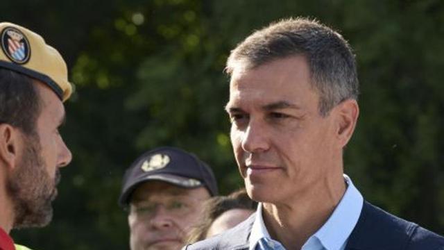 Sánchez i un membre de l’UME. | RAÚL SANCHIDRIÁN / EFE