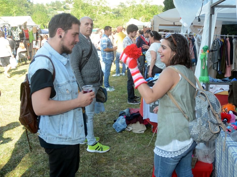 El festival congregó ayer en A Illa das Esculturas a miles de personas para disfrutar de buena comida y la música de bandas como Novedades Carminha o Terbutalina