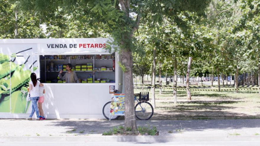 La caseta de venda de petards a la zona del Mas Masó · Marc Martí