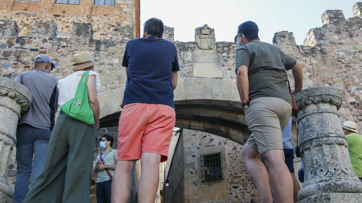 Turistas en el Arco de la Estrella de Cáceres.