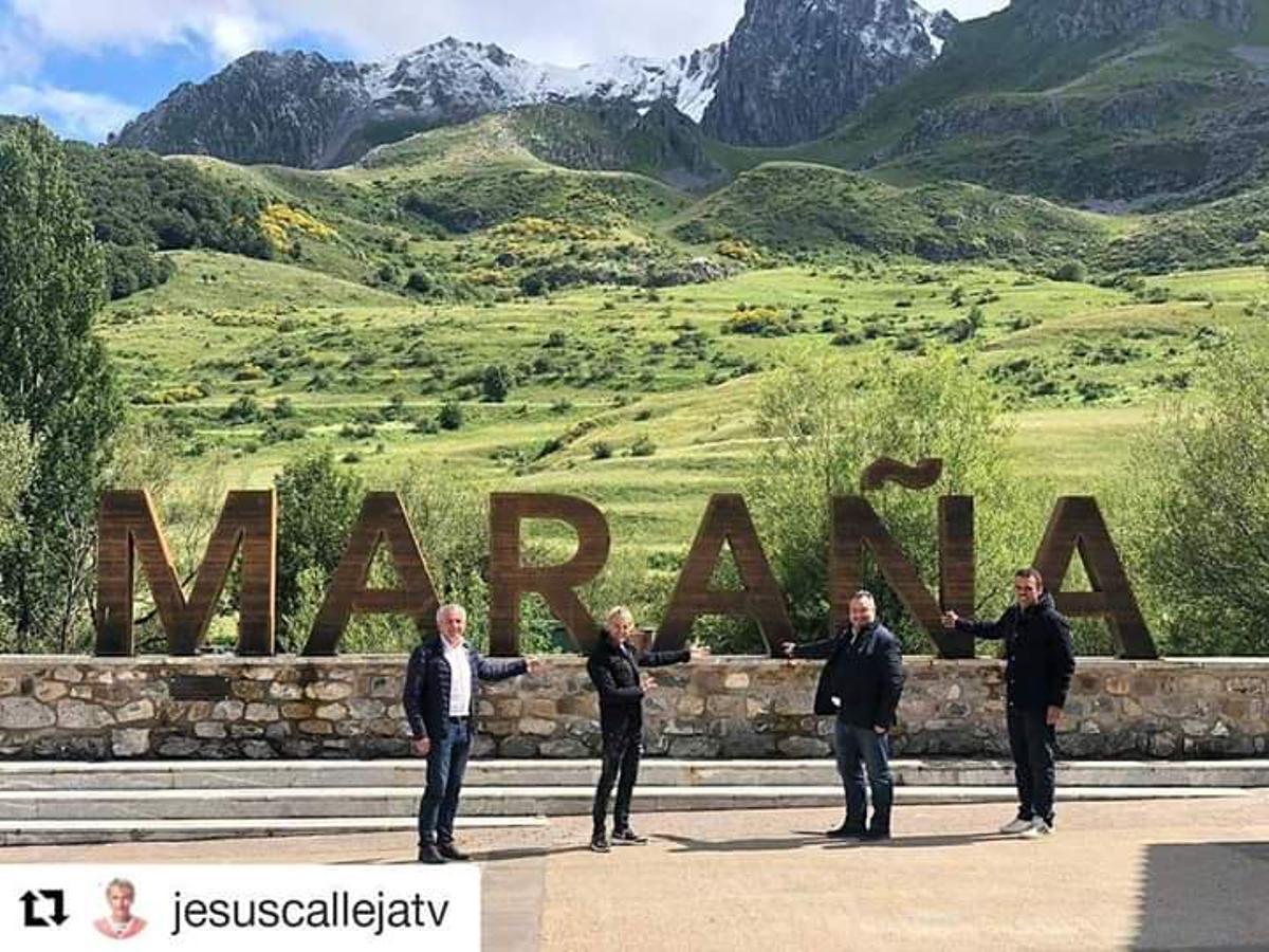 Omar Rodríguez, primero por la derecha, posa junto a Jesús Calleja, segundo por la izquierda, tras grabar el presentador un programa en la localidad.