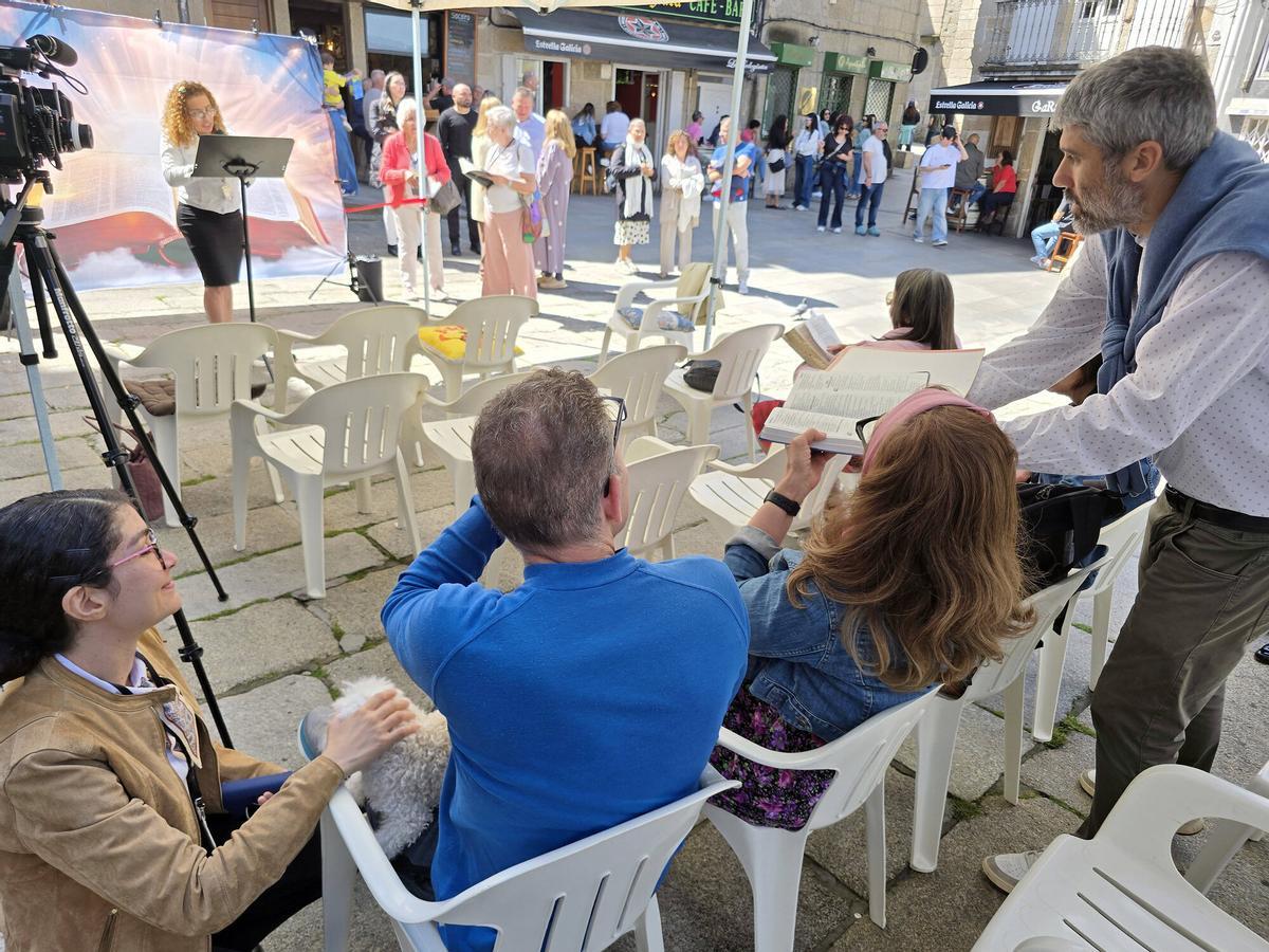Un instante del maratón de lectura de la Biblia en la plaza de la Concatedral.
