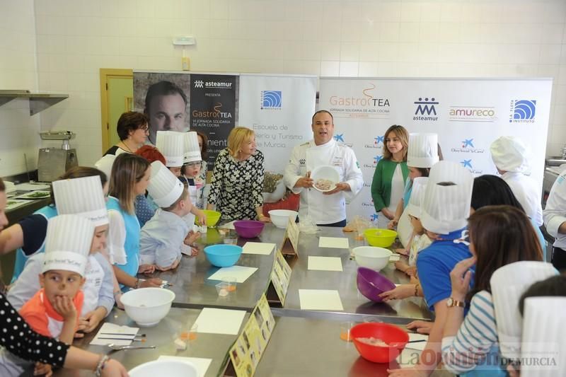 El chef Ángel León imparte en Murcia un taller de cocina para niños con autismo