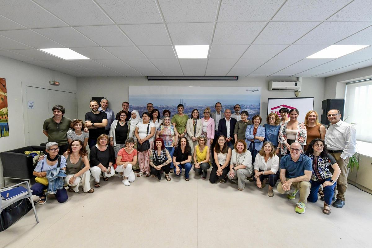 Foto de familia de la presentación del proyecto 'Vesta' en la sede del Consorci del Besòs, en Sant Adrià
