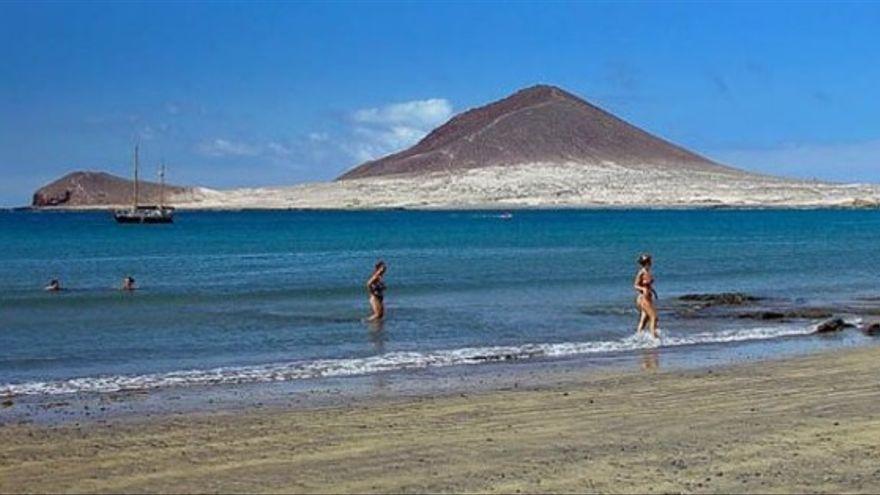 Bañistas en la playa de El Médano.