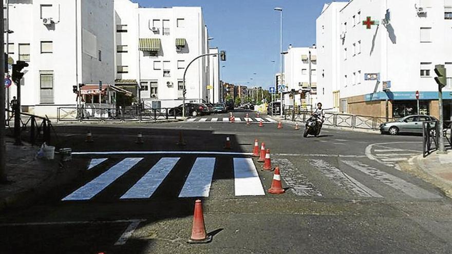 Repintado de pasos de cebra en el polígono