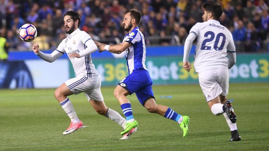 Çolak, entre Isco y Asensio en Riazor.