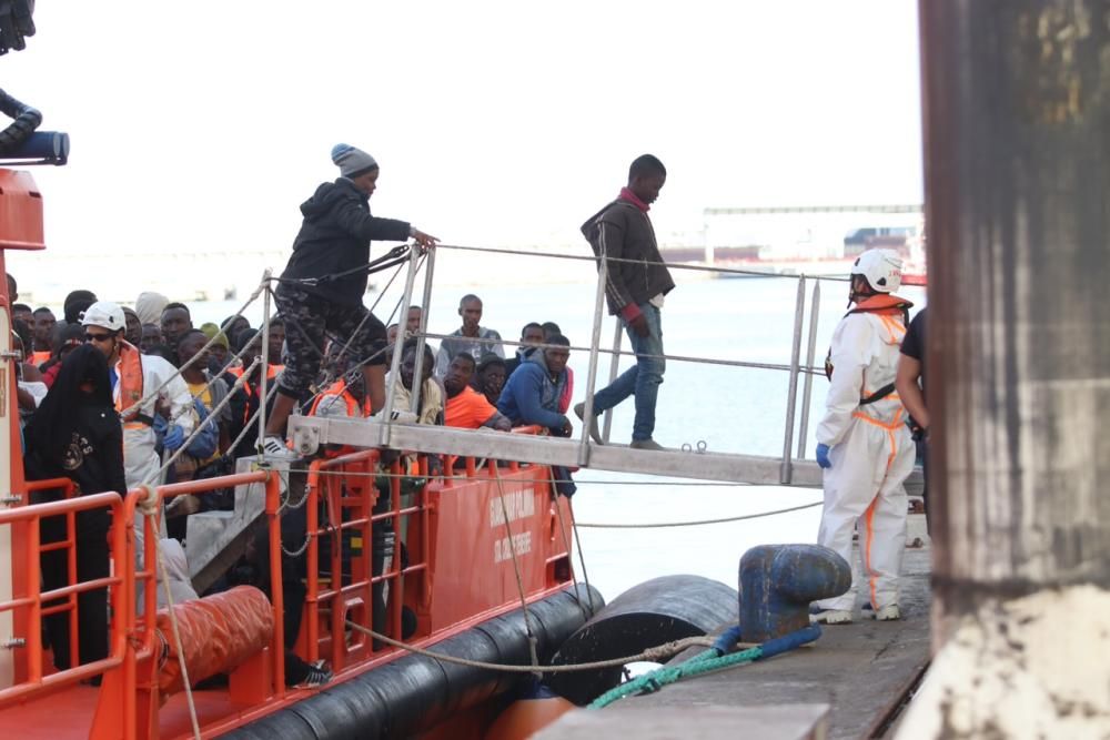 Llegan al puerto de Málaga 315 inmigrantes de seis pateras