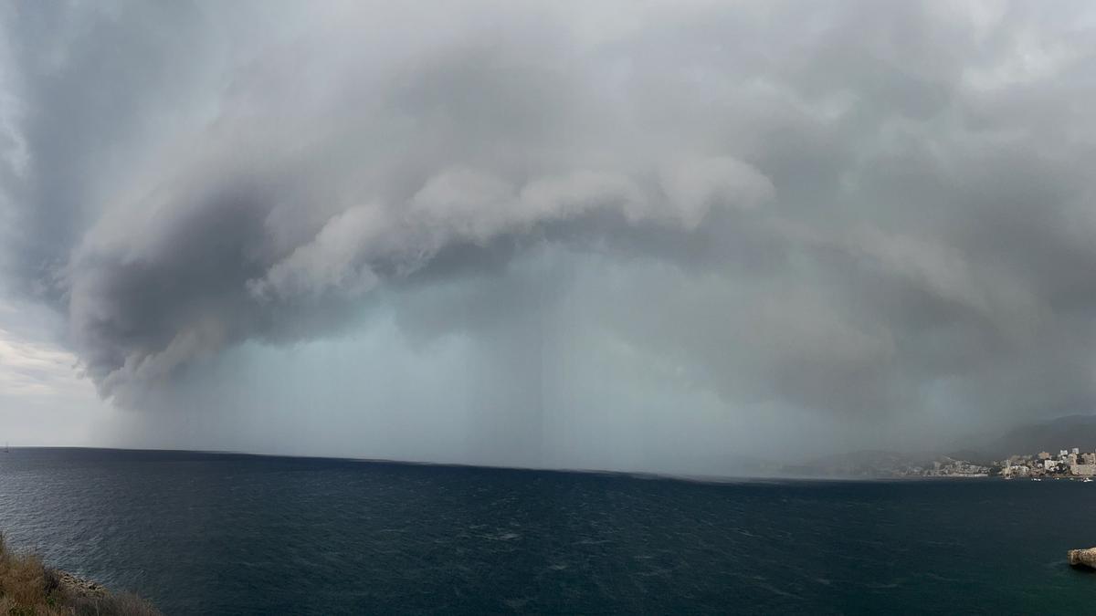 Eine sogenannte Böenwalze über der Bucht von Palma am Sonntag (28.4.).