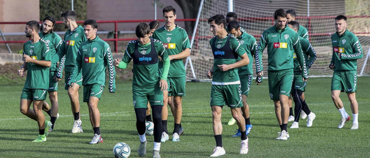 Los jugadores del Elche, con Gonzalo Villar y Pere Milla en primer término, en un entrenamiento en Altabix.
