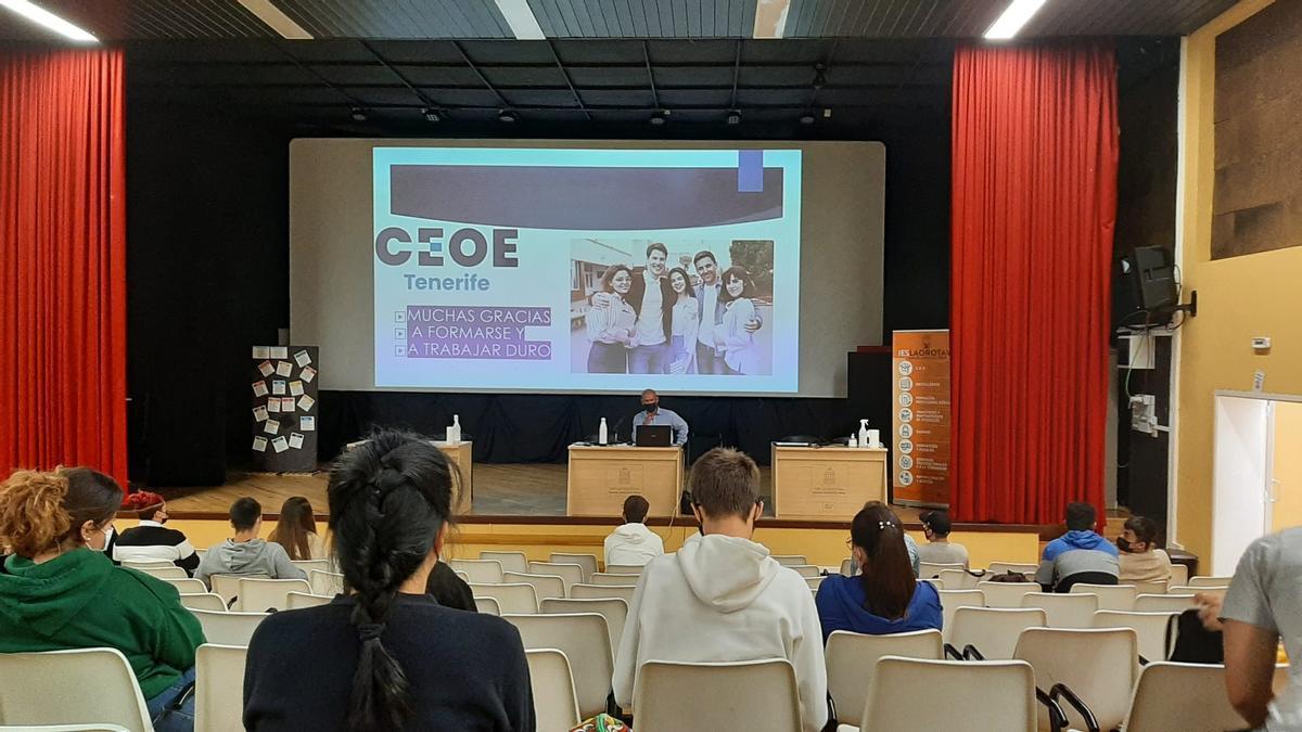 Ceoe Tenerife y Gobierno de Canarias imparten charlas de prevención y concienciación  sobre economía sumergida  en institutos de Tenerife