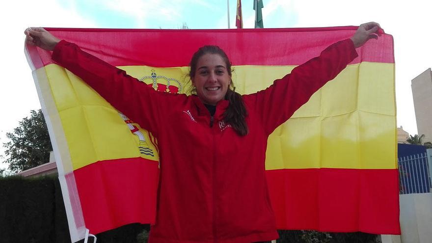 Jennifer Gutiérrez posa con la bandera de la selección española, antes del entrenamiento en Carranque.