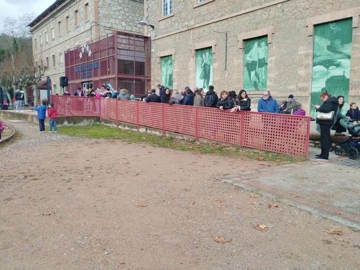 Un centenar d'infants acompanyen els reis a recollir el carbó a Sant Corneli: "És molt maco i proper”