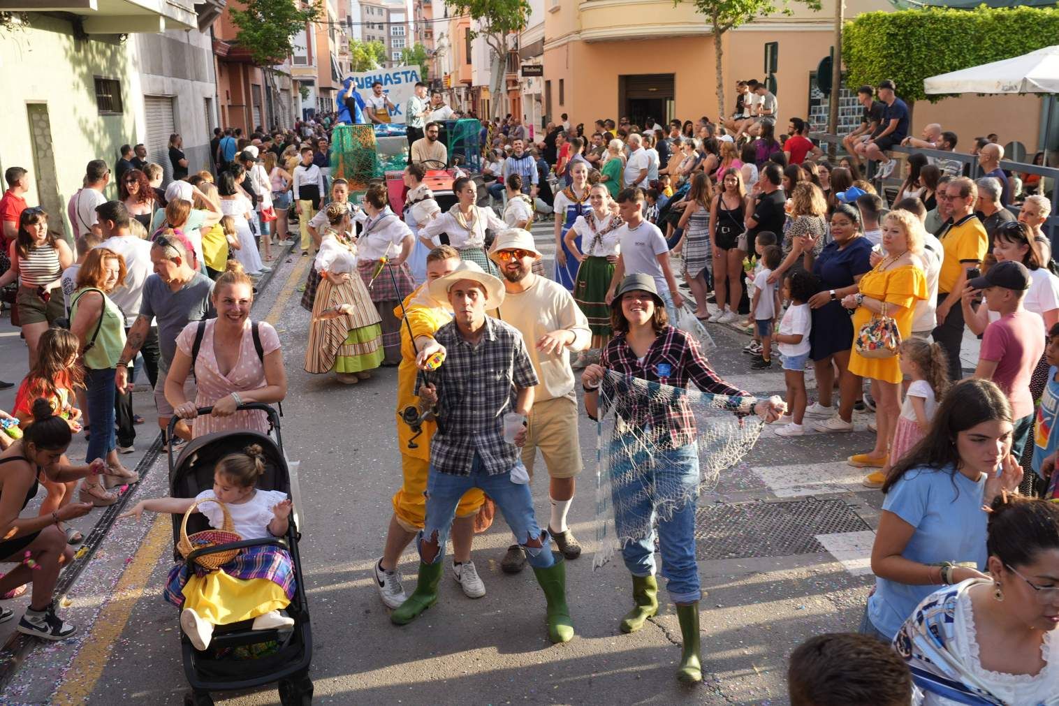 El Grau da inicio a las fiestas de Sant Pere con pólvora, bous y música