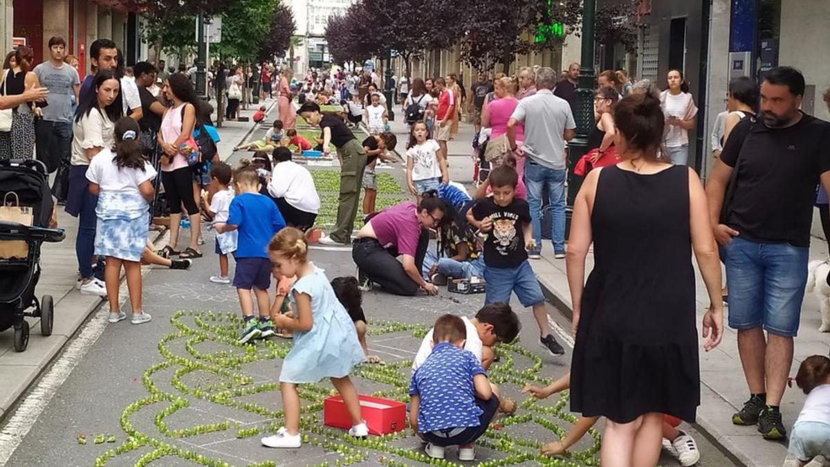 Las alfombras comienzan a adornar las calles. Las alfombristas de Redondela, con la colaboración de decenas de niños, iniciaron ayer por la tarde la elaboración de los artísticos tapices florales por las calles del centro por las que trascurrirá hoy la procesión del Corpus Christi, tras la misa mayor de las 12.00 horas.