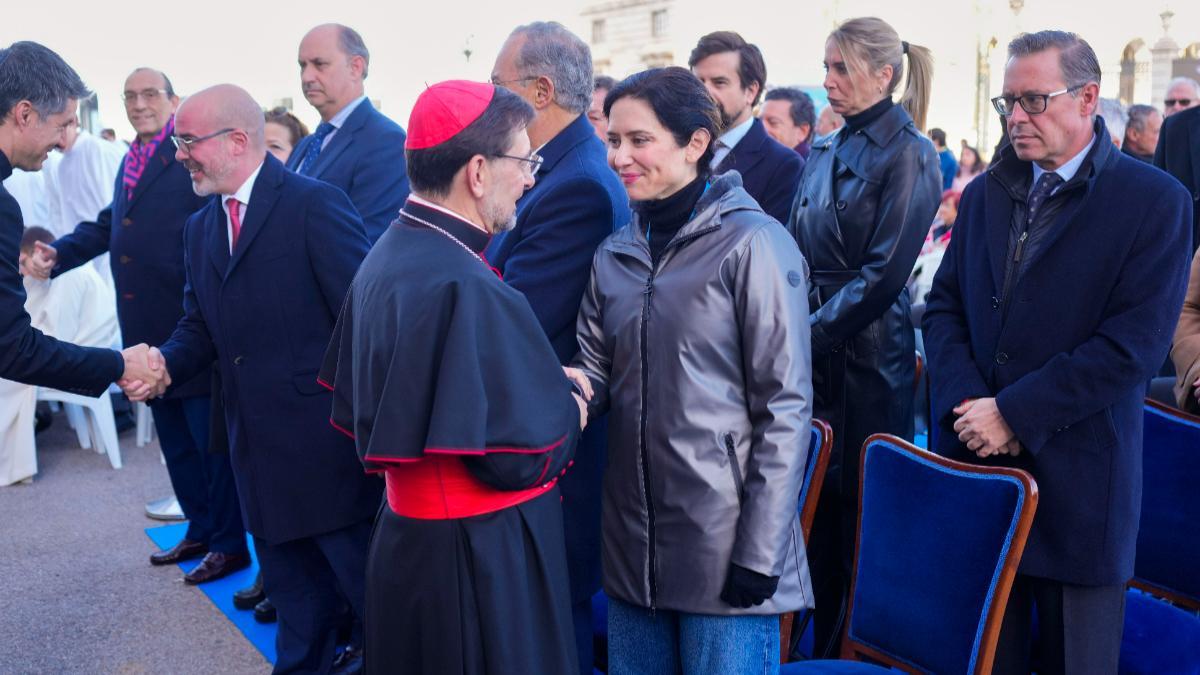 La presidenta de la Comunidad de Madrid, Isabel Daz Ayuso, a su llegada a la eucarista por la festividad de la Virgen de la Almudena, patrona de Madrid, presidida por el cardenal Jos Cobo. EFE_Borja Snchez Tri