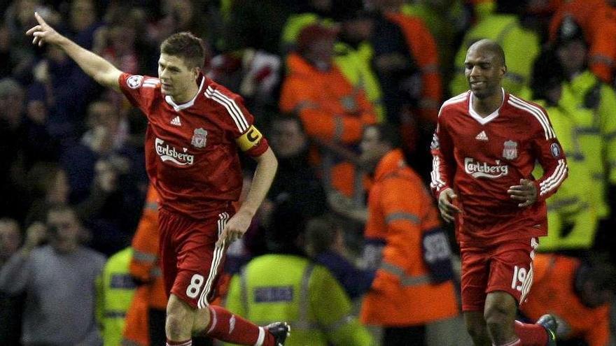 Babel celebra con Gerrard uno de los goles del Liverpool contra el Madrid en 2009.