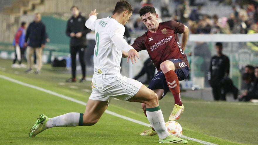 Oier Calvillo controla el balón ante un rival del Córdoba.  |  // ÁREA 11