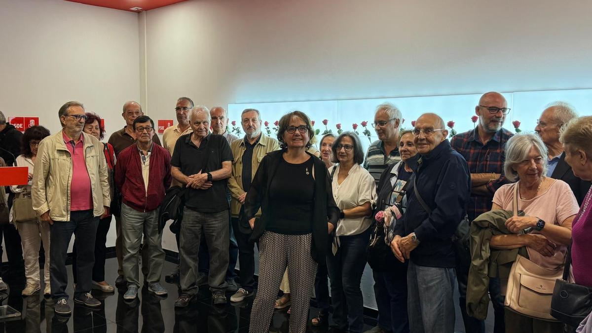 Paz Jiménez, en el centro, junto a los militantes del PSOE que le han acompañado este miércoles.
