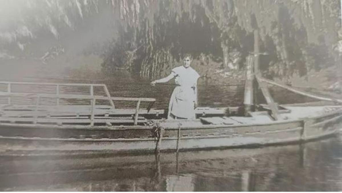 La antigua barca que cruzaba el río en el paso que comunica Antella y Cotes.