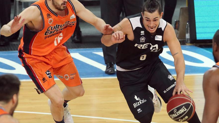 Guillem Vives (i), disputa un balón con el jugador del RETAbet Bilbao Basket Ricardo Fischer (d).