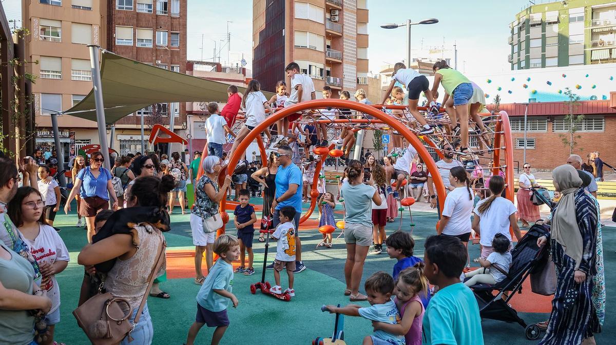Vecinos de todas las edades, pero especialmente los más pequeños, has disfrutado a lo grande con las posibilidades que ofrece la renovada Plaza de España.