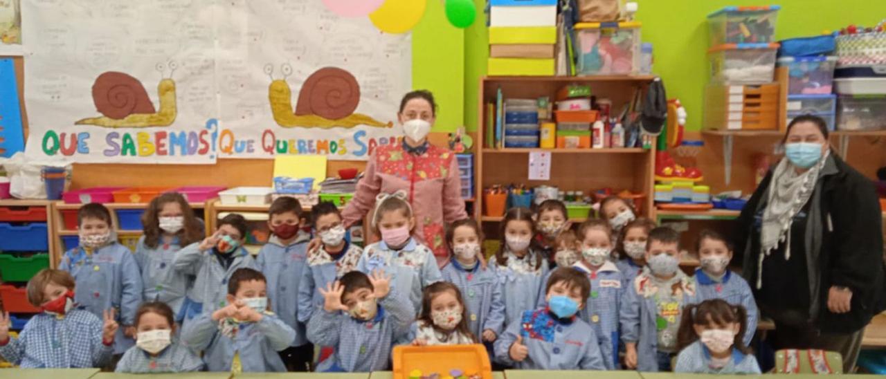 Niños de Valga que han participado en el taller de reciclaje de ceras de colores.  | // FDV