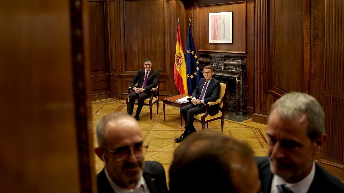 El presidente del Gobierno, Pedro Sánchez, y el líder del PP, Alberto Núñez Feijóo, durante su última reunión el pasado mes de diciembre para abordar la renovación del CGPJ.