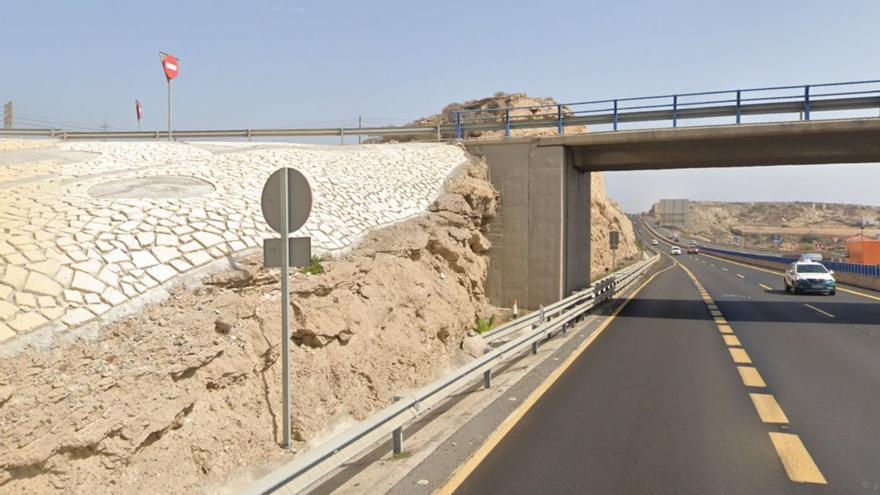 Autopista del Sur a la altura del municipio de Arico. | | E.D.