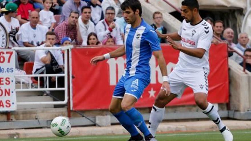 Manel controla la pilota durant el Llorca-Albacete per pujar a Segona A.