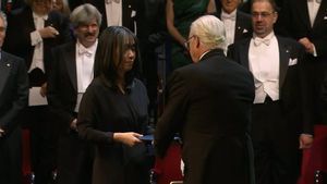 Nobel.- La escritora surcoreana Han Kang recoge el premio Nobel de la Literatura, la primera mujer asiática en recibirlo.
