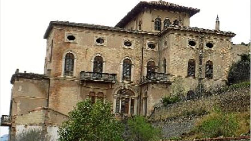 Vista exterior de la torre d&#039;en Carreras, a la Pujada Roja, per la banda del polígon dels Dolors