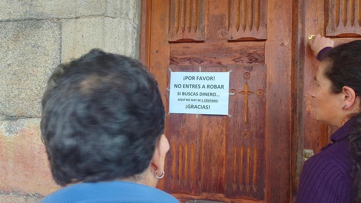 Cartel disuasorio a las puertas de las iglesias de pueblos de Sanabria