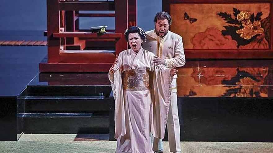 La soprano coreana Sae Kyung Rim (Cio-Cio-San) y el tenor Eduardo AladrÃ©n (Pinkerton), en un momento de la representaciÃ³n.