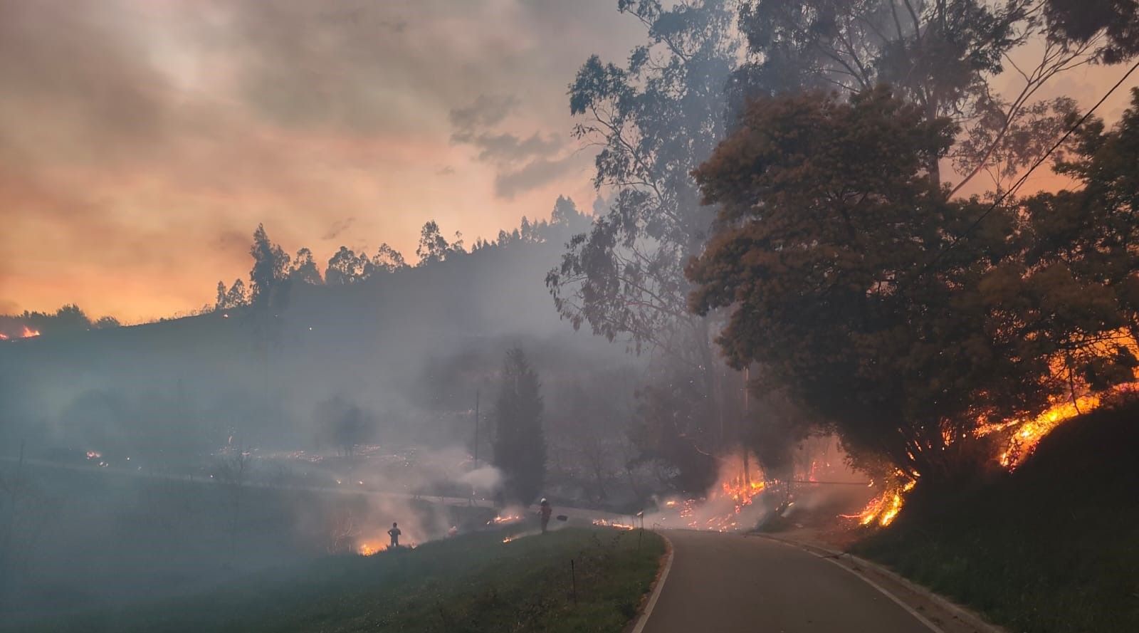 El fuego devora el monte de Santufirme, en Llanera