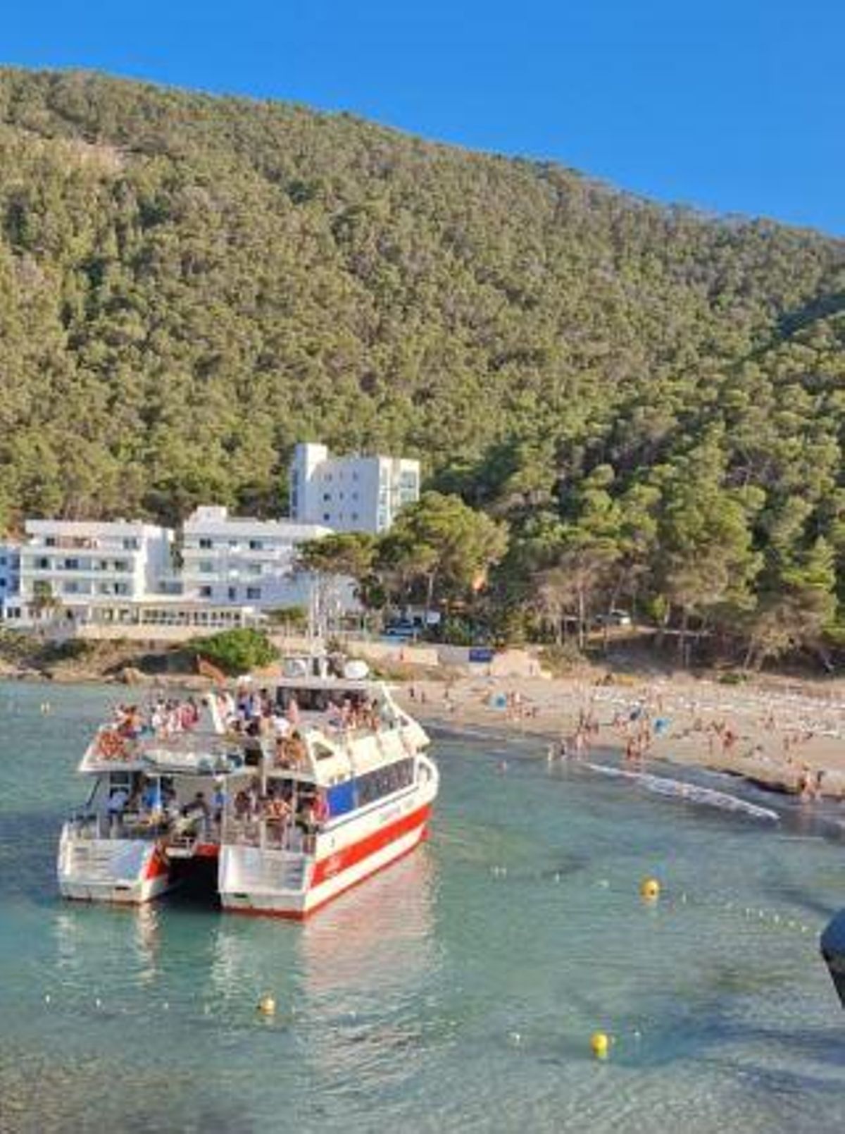 El barco ha encallado a pocos metros de la playa