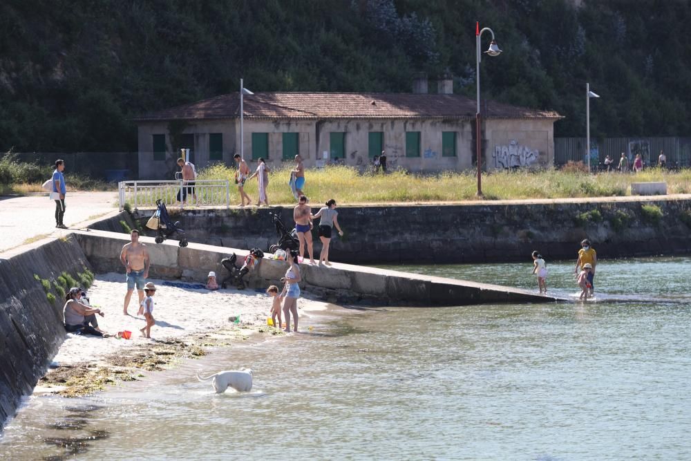 Los vigueses, ya con ganas de la nueva fase. El buen tiempo anima a los vecinos a disfrutar de los parques y las playas en la jornada previa a la entrada en la fase 2 de la desescalada