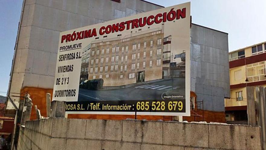 Cartel que anuncia un nuevo edificio para construir en Moaña.