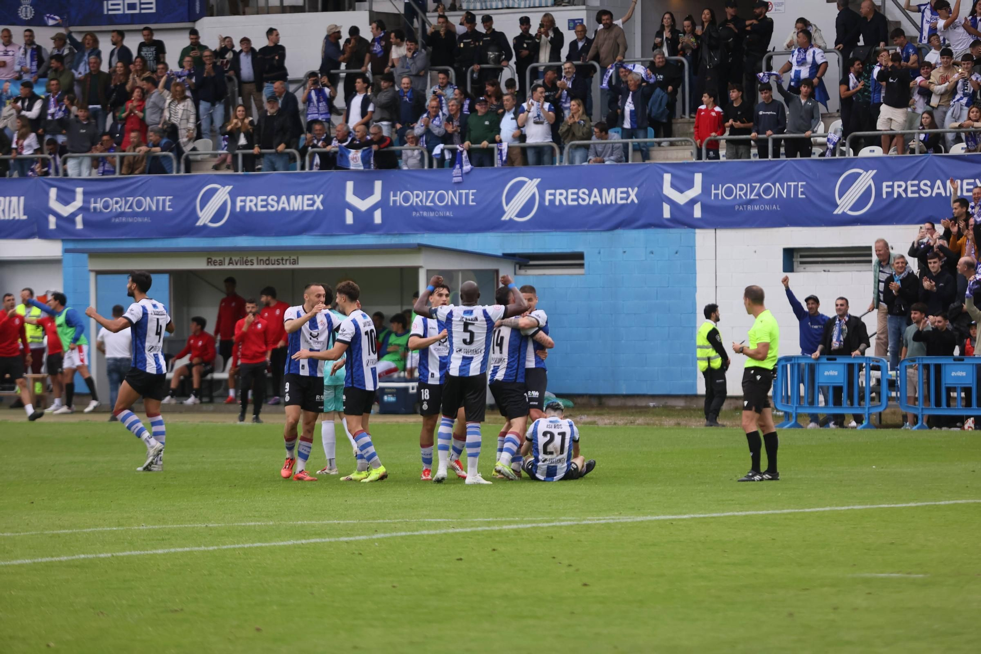 EN IMÁGENES: La final por el ascenso entre Avilés y Rayo Majadahonda vivida en el Suárez Puerta