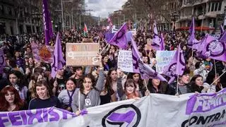 La vivienda y Palestina irrumpen en la manifestación del 8M multitudinaria de Barcelona