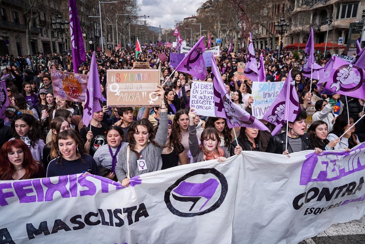 Las feministas antifascistas avanzan con pancartas y carteles en la manifestación del 8M en Barcelona.