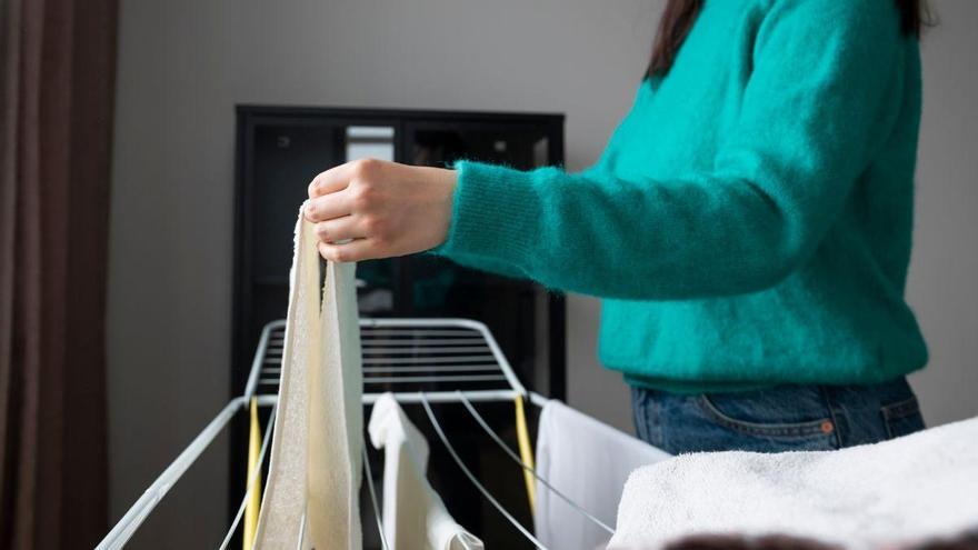 Despídete de la humedad en la ropa: el truco que usan en Japón para secarla en casa y que no huela mal