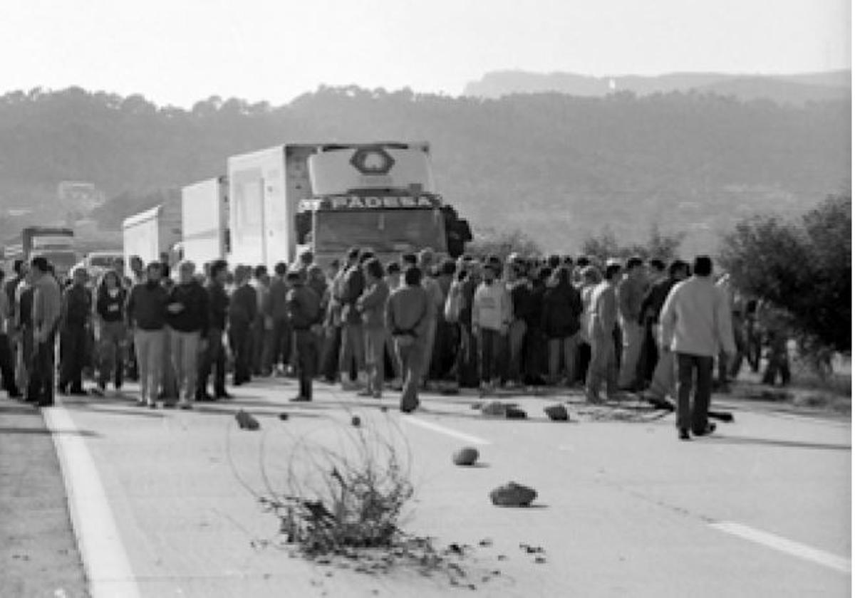 Corte de la autopista, en una de las protestas cotra el cierre.