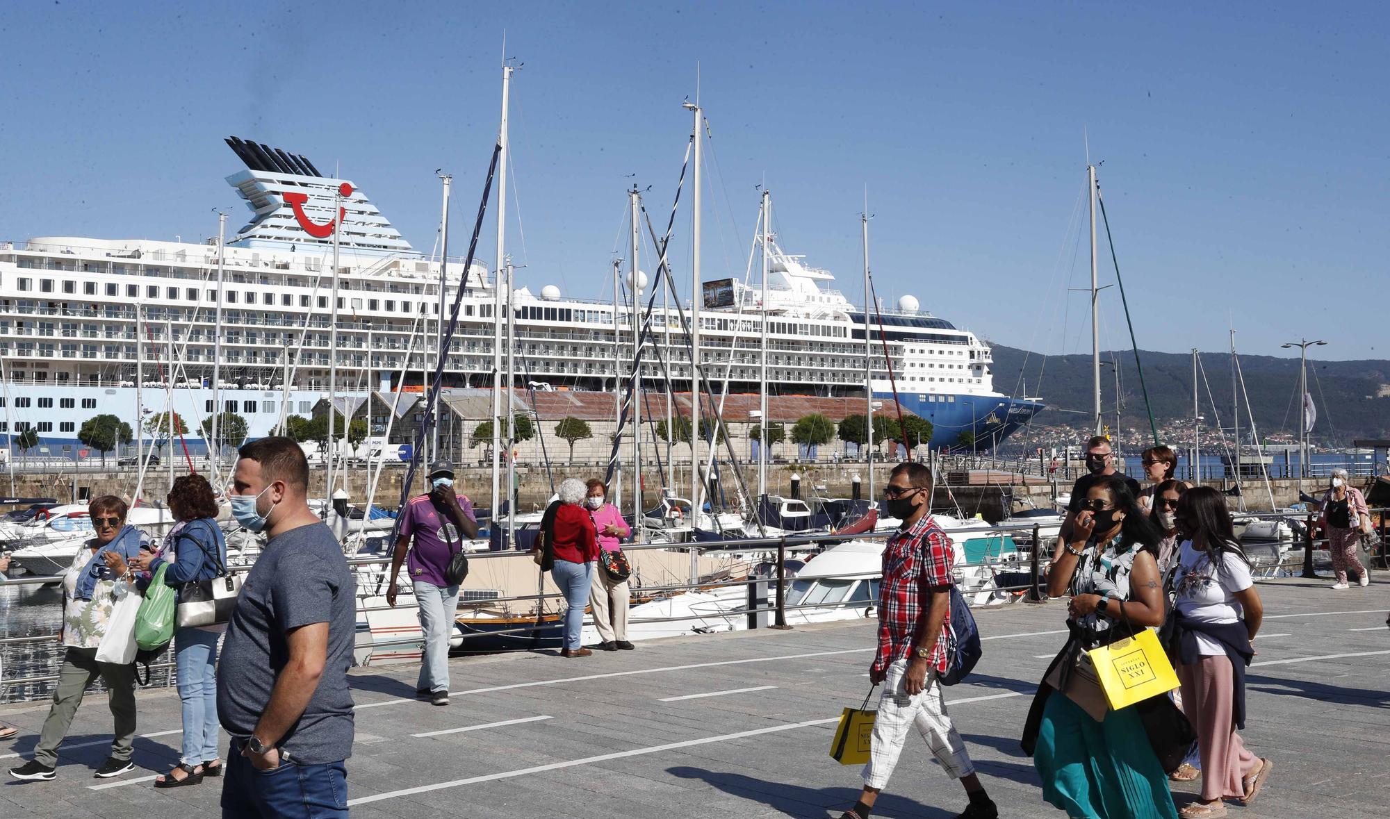 Miles de cruceristas desembarcan en Vigo