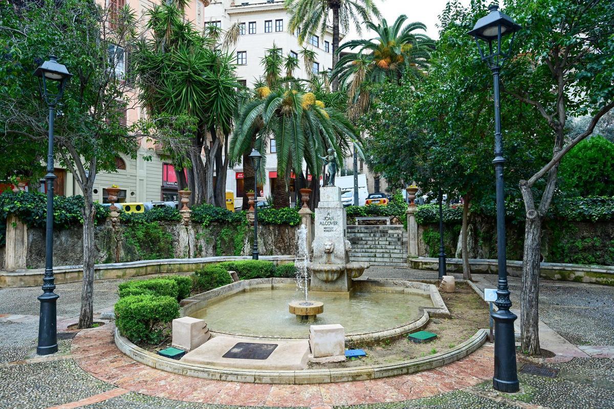 La fuente de la plaza de la Reina ha sido restaurada.