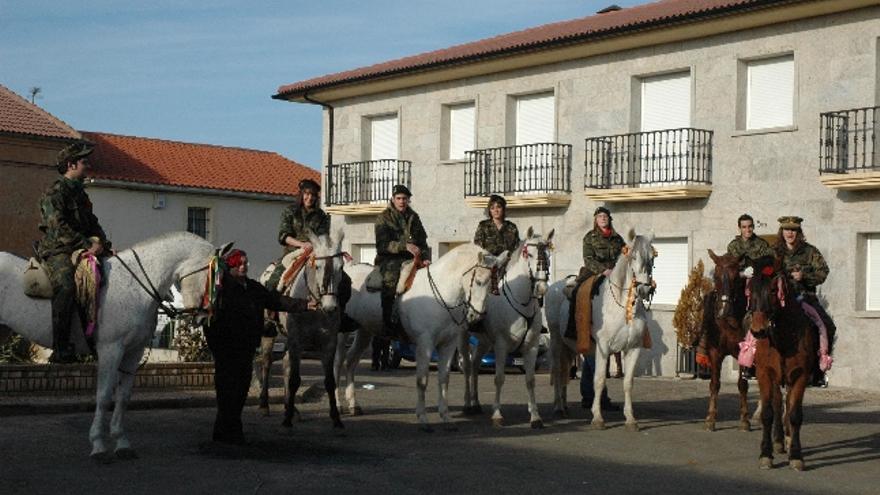 Los siete quintos en la &quot;foto de familia&quot; previa a las coplas ante el gallo